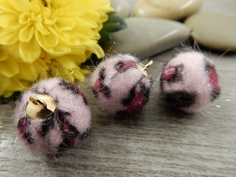 Pom pom riipus, 17x14mm, vaaleanpunainen-pinkki-musta/kulta, 1kpl