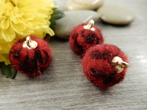 Pom pom riipus, 17x14mm, punainen-musta/kulta, 1kpl