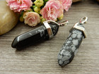 Kristalliriipus lumihiutale obsidiaani, 38x12mm, kromi/musta-harmaa, 1kpl