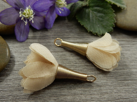 Tasseliriipus kukka, 30x20mm, beige, 1kpl