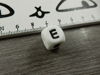 Kirjainhelmi E, 12mm, valkoinen, 1kpl