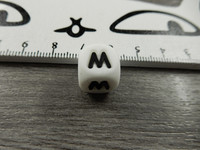 Kirjainhelmi M, 12mm, valkoinen, 1kpl