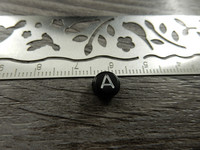 Kirjainhelmi A, 7mm, musta, 1kpl