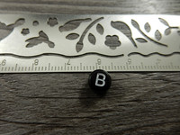 Kirjainhelmi B, 7mm, musta, 1kpl