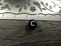 Kirjainhelmi C, 7mm, musta, 1kpl