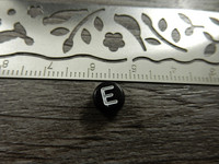 Kirjainhelmi E, 7mm, musta, 1kpl