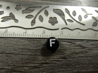 Kirjainhelmi F, 7mm, musta, 1kpl