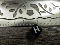 Kirjainhelmi H, 7mm, musta, 1kpl