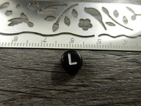 Kirjainhelmi L, 7mm, musta, 1kpl