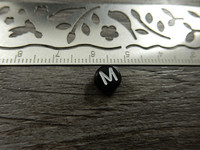 Kirjainhelmi M, 7mm, musta, 1kpl