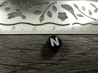 Kirjainhelmi N, 7mm, musta, 1kpl