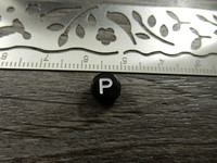 Kirjainhelmi P, 7mm, musta, 1kpl