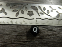 Kirjainhelmi Q, 7mm, musta, 1kpl