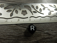 Kirjainhelmi R, 7mm, musta, 1kpl
