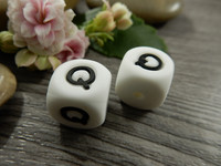 Kirjainhelmi Q, 12mm, valkoinen, 1kpl