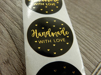Handmade with love tarra, 25mm, kulta/musta, 10kpl