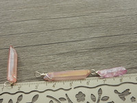 Kristalliriipus kvartsi, n.20-35x3mm, vaaleanpunainen, 1kpl