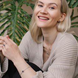 Lumoava Daisy -rannekoru mustalla kivellä