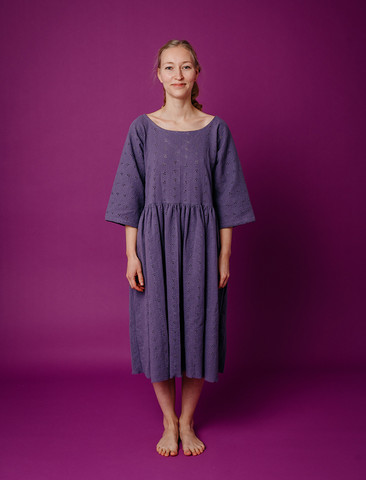 Liisi-mekko kirjailtu haalea laventeli