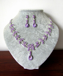 Violetti korusetti kristalleista