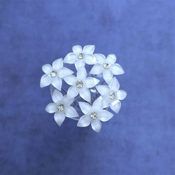 Valkoinen kukkapinni (hengetön) kristallikoristeella 1kpl