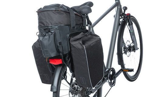 Basil Miles XL Pro Tarpaulin 9-36l tavaratelinelaukku yleismallin kiinnityksellä