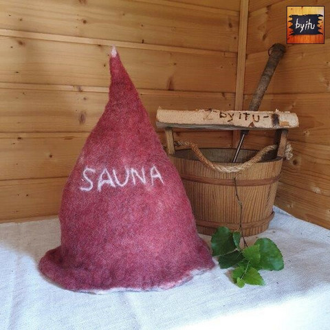 Satu-saunahattu Sauna - koko L-M-S - Punamulta 1. tikkukirjain