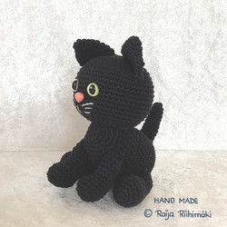 Virkattu musta kissa