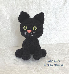 Virkattu musta kissa
