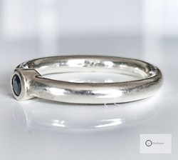 Hopeasormus Tumma Kivi