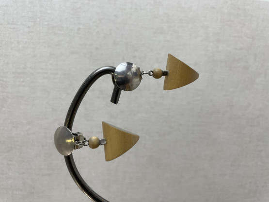 E92 Aarikkas triangle clip earrings