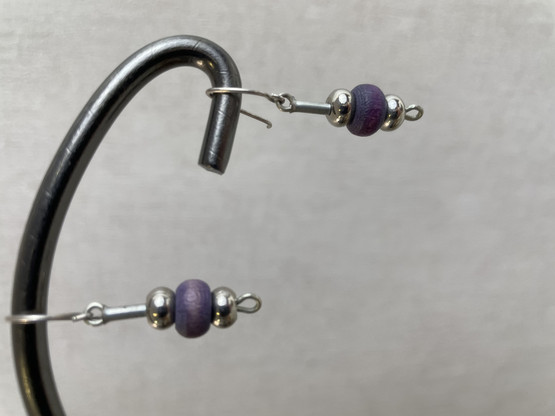 E105 Aarikan korvakoru violetit