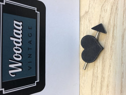 B154 Aarikkas black heart Brooch