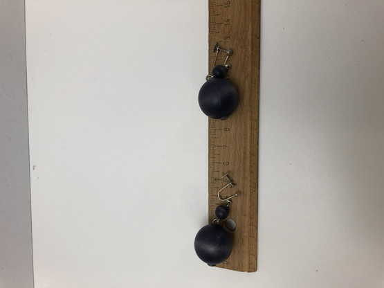E145 Aarikan violetit korvakorut