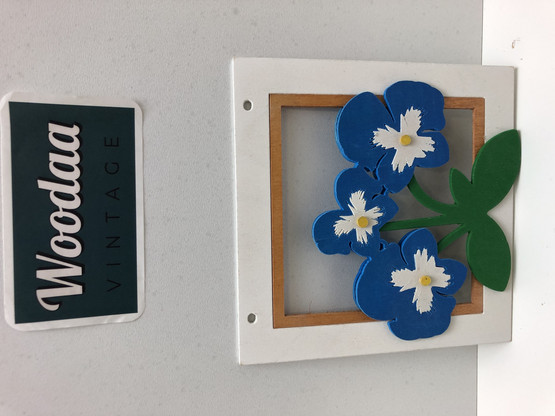 F133 Johan Wood window decoration pansy