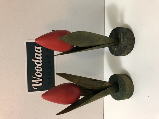 F154 Wooden tulips red