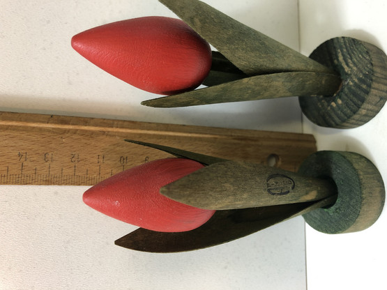 F154 Wooden tulips red