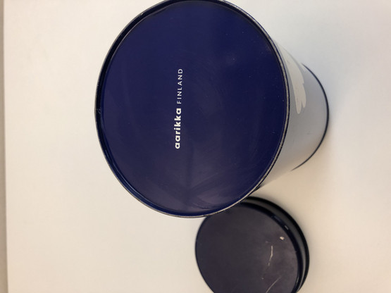 J30 Aarikkas Kukkaset tin can,blue