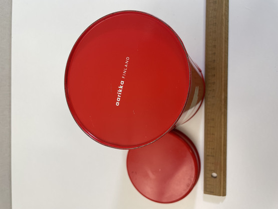 J36 Aarikkas Kukkaset tin can, red