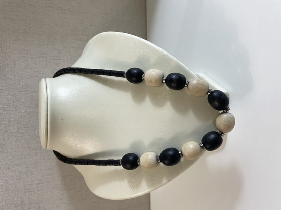 K244 Aarikkas necklace, black and white
