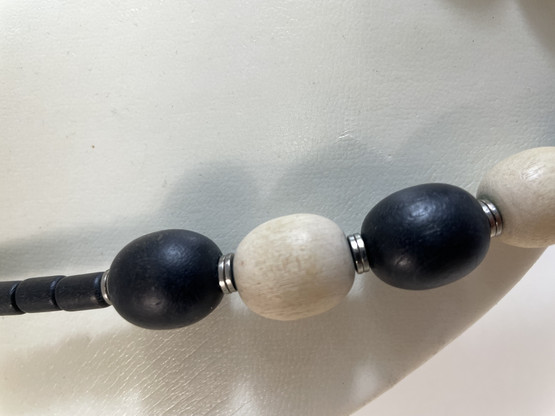 K244 Aarikkas necklace, black and white