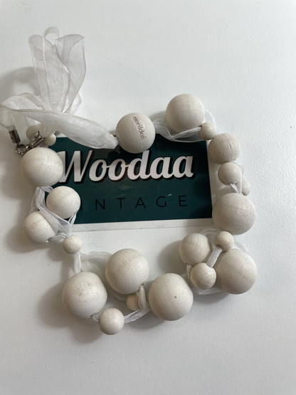 K246 Aarikkas necklace, white