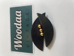 B253 Aarikkas Helmi brooch