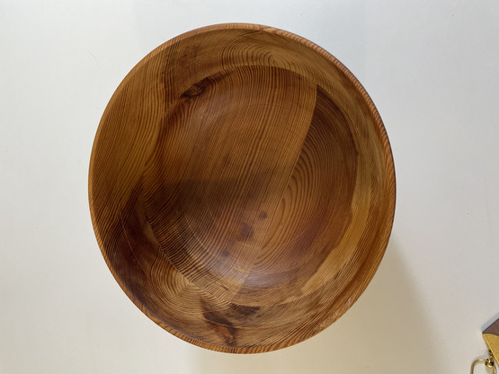 R33 Wooden bowl with legs