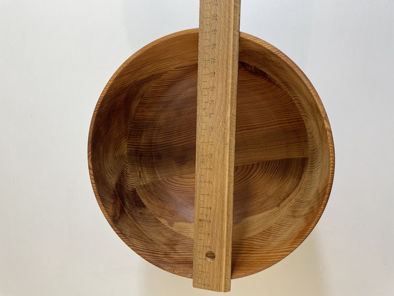 R33 Wooden bowl with legs
