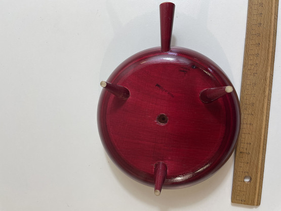 R34 Tripod dish, red