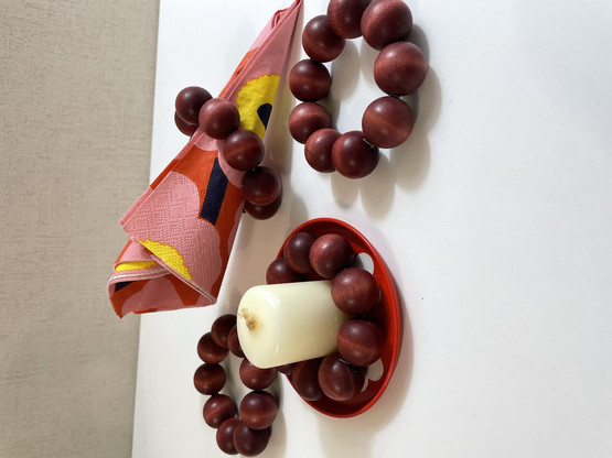 C92 Aarikan red wood bead rings 4 pcs