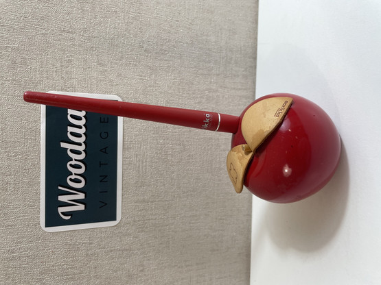 V72 Aarikka pen and Evas apple