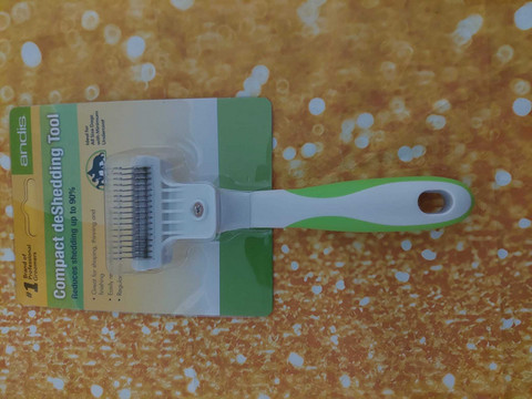 Andis kompakti pohjavillahara.  Andis Compact Deshedding tool