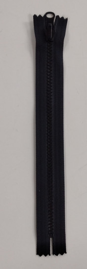 YKK Umpivetoketju. Hammasvetoketju 6 mm. Musta. Pituus 24 cm.